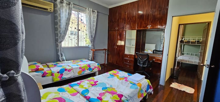 غرفة نوم للضيوف تم تجديدها حديثًا مع شرفة في الطابق الأول مع خزانة ملابس ضخمة، وسريرين فرديين. وهي مكيفة بالكامل مع مروحة سقف.