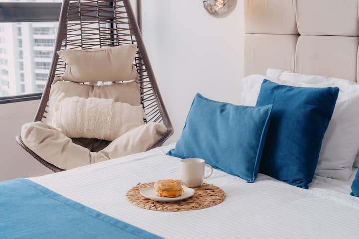 החדר הראשי מציע יוקרה ונוחות, עם חדר רחצה פרטי וכיסא תלייה אופנתי שמזמין אתכם לנוח. העיצוב המודרני, המרחביות והפרטים היוקרתיים שלו יוצרים מרחב מתוחכם באמת.