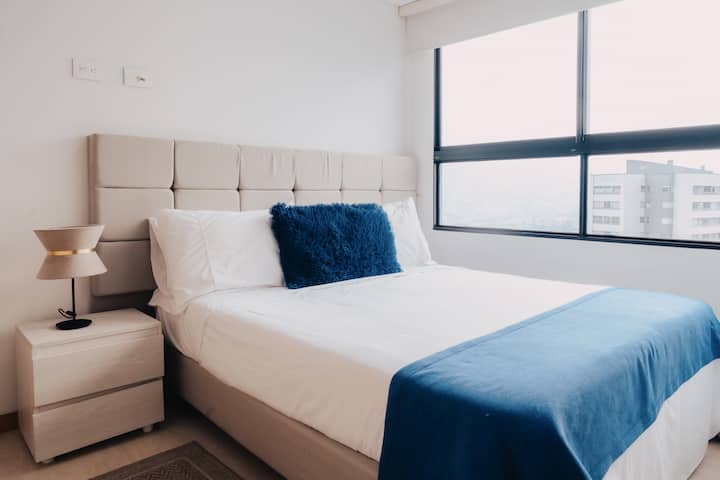 בחדר המשני יש מיטה זוגית נוחה, אידיאלית למנוחה. הסגנון המודרני, התאורה החמה והאווירה הנעימה יוצרים מרחב מושלם להירגע וליהנות.