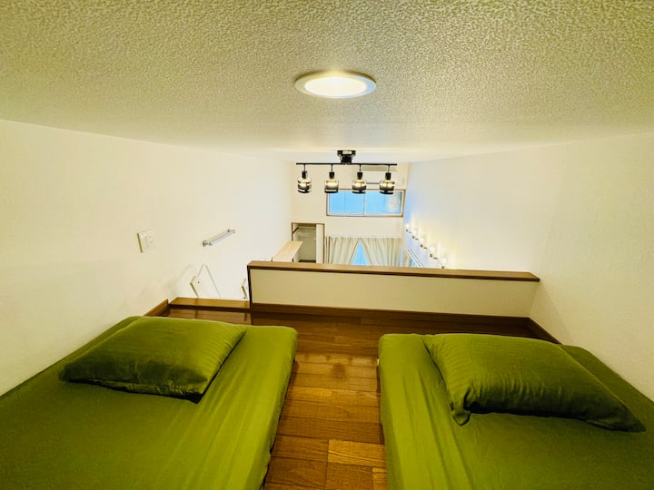 Il y a 2 tapis simples dans le loft.
Il faut monter et descendre l'échelle.