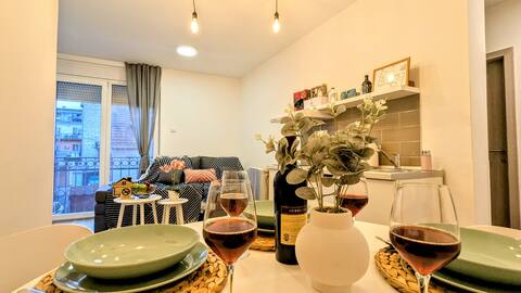 2 Apts: 150m (2min) from center, free parking.