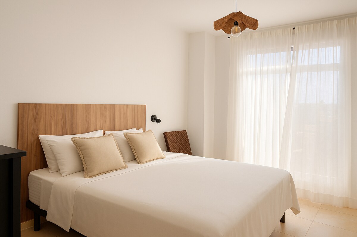 חדר שינה גדול במיוחד עם מיטת קווין סייז, מרפסת ונוף לים ולמסלול הגולף. 