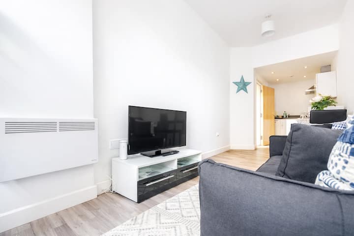Book Now For 10% Off! Last Minute Deal | Sleeps 2 - Leicester