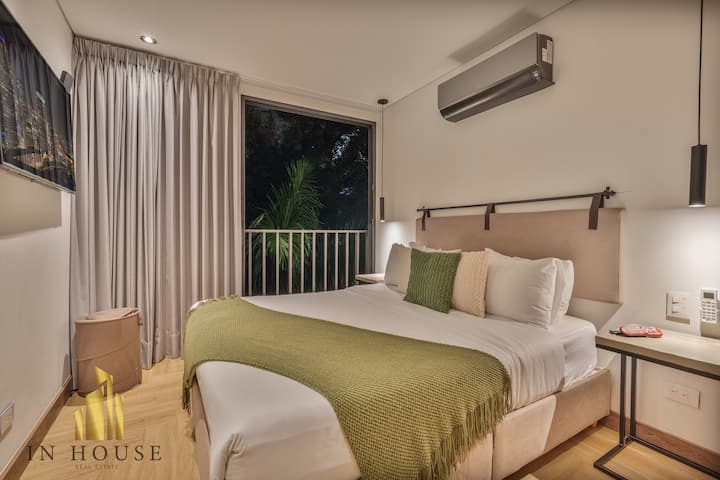 Druhá spálňa ponúka rovnaké pohodlie ako hlavná, s manželskou posteľou, vlastnou kúpeľňou a útulnou atmosférou, ktorá zaručuje súkromie a odpočinok.