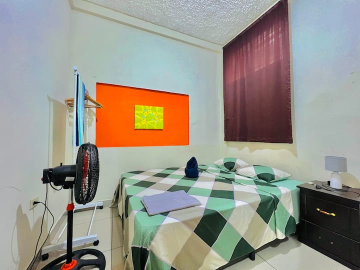 加大双人床、风扇、床头柜