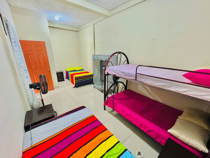 小木屋， 2张双人床，风扇