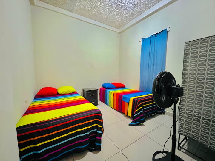 两张双人床、一台风扇、一只核桃木、一个衣柜