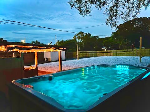 Luxurious Oasis! Pool, Hot Tub, Volleyball + Games