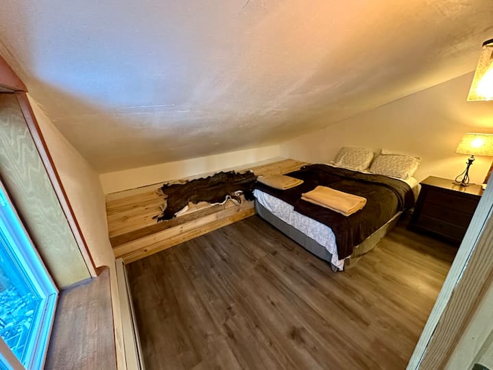 Pohodlná menšia manželská posteľ vo vlastnej spálni.