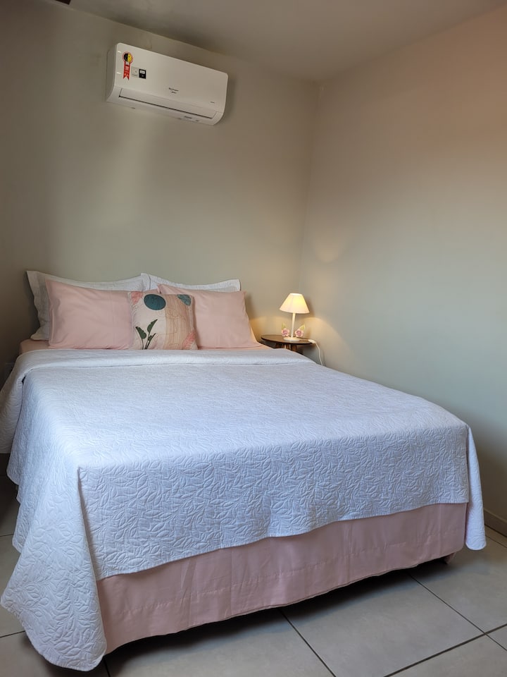 Cama Queen 
Split klima-uređaj 9000 Btu 
Odjeća Arara 