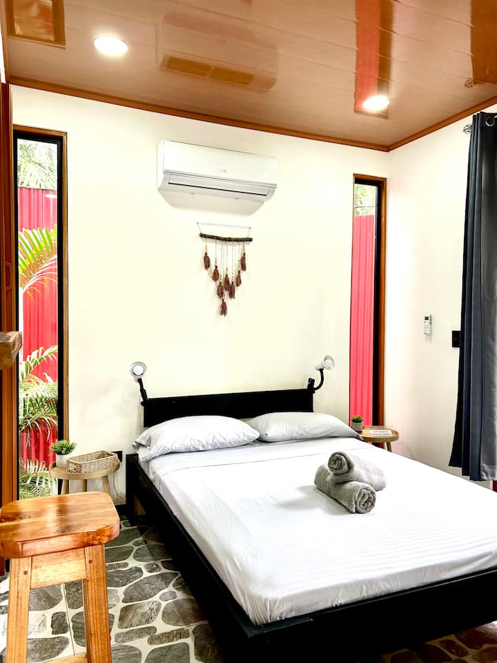 Малката ни къща разполага с пълно легло, климатик, смарт телевизор и напълно оборудвана кухня.


