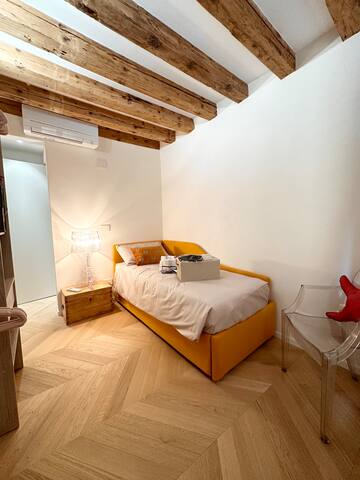 Autumn in Venice, central & quiet gallery image 3