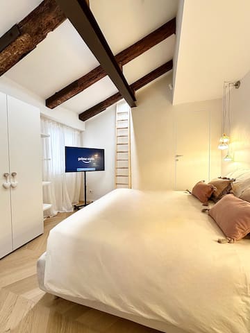 Autumn in Venice, central & quiet