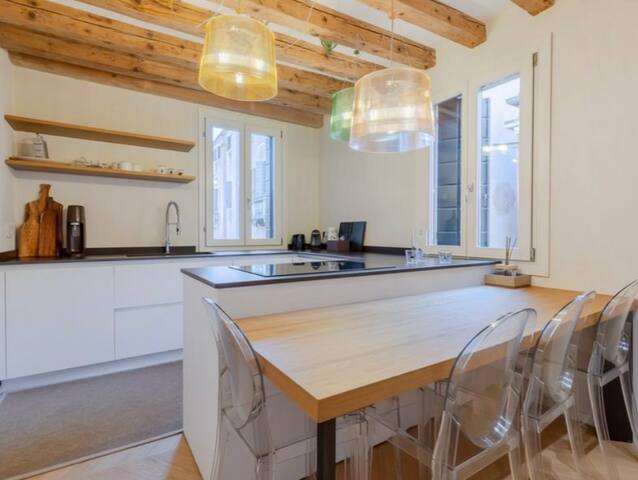 Autumn in Venice, central & quiet gallery image 5