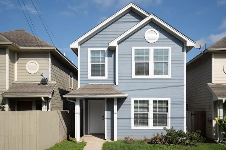 Airy & Bright 3 Bedroom Home In Downtown Houston - Houston, TX