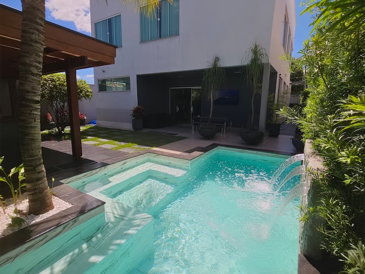 Magnificent 6-Bedroom Townhouse