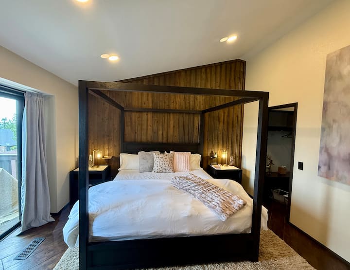 Our primary suite has a new four-poster bed, nightstands and dresser. Bed features a new Saatva mattress, new hypoallergenic comforter, luxury sheets from Bloomingdale’s Hotel Collection, luxurious throw blanket and soft pillows. 