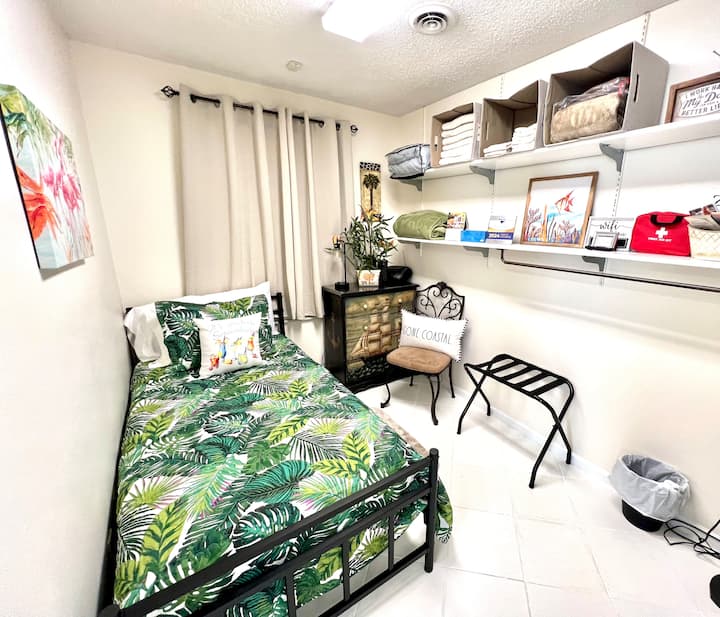 בחדר שינה 2 יש מיטה זוגית, טלוויזיה חכמה, רדיו נפרד, מתלה בגדים, שידת מגירות, מאוורר מגדל למי שאוהב רוח קרירה בזמן השינה ומנעול הפרטיות. 