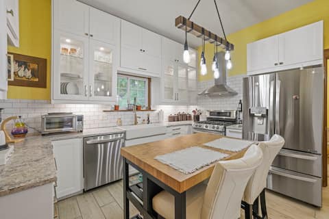 Charming & Updated 1867 Brick House Sleeps 12