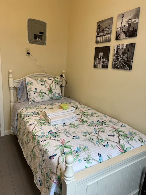 Priv Room C. 13 minutes by train from Times Square