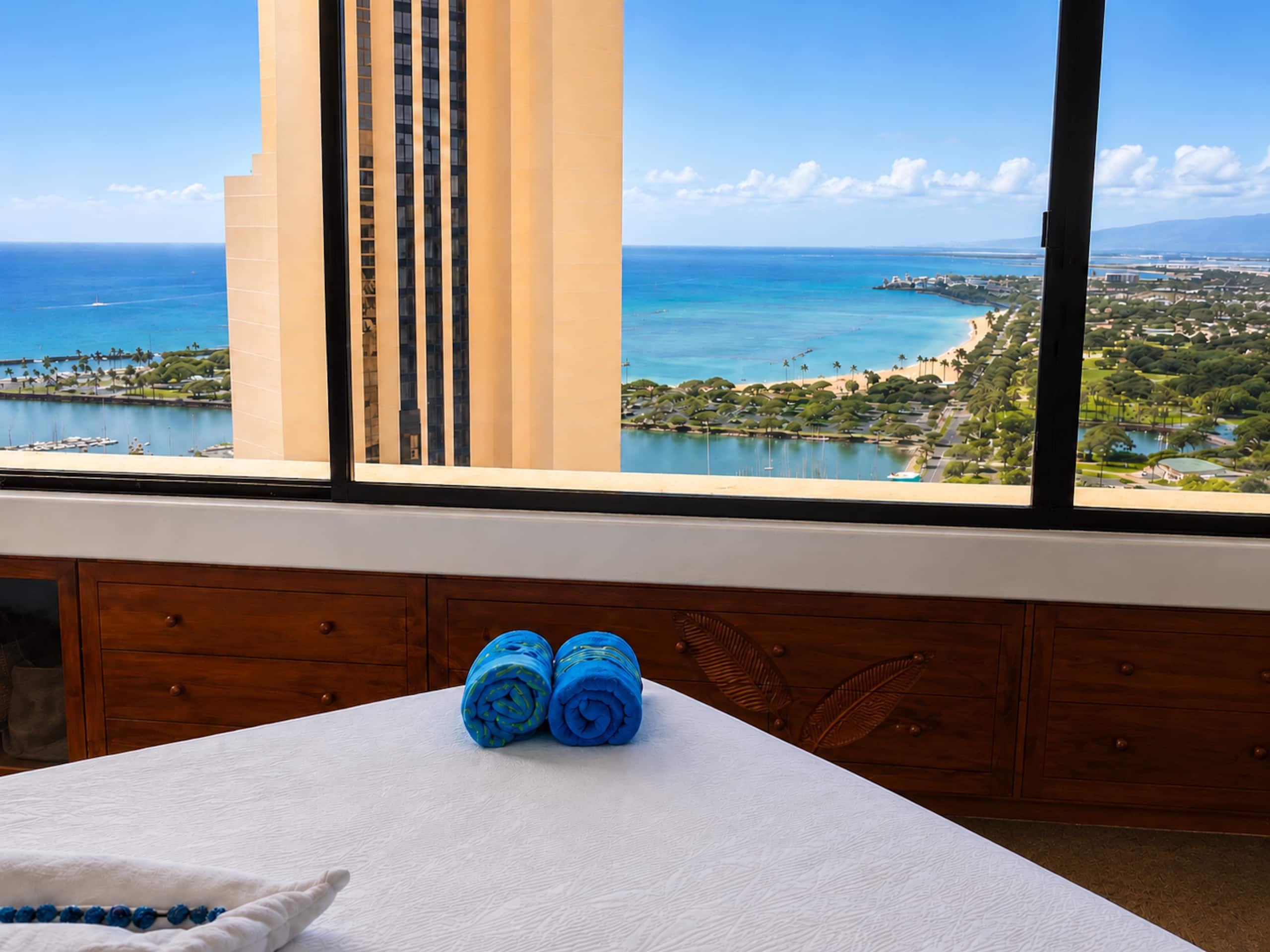 Condo in Honolulu · ★4.87 · 1 bedroom · 2 beds · 1 private bath - Image 6
