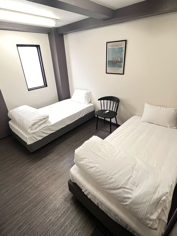 Chumba cha kulala cha ghorofa ya 5
Tafadhali tumia chumba kutoka kwenye ngazi za nje kwenye mlango wa ghorofa ya 4.(Vyumba kwenye ghorofa ya 4 na 5 havijaunganishwa)
 Itakuwa vitanda 2 vya mtu mmoja.
(Hatuwezi kutoa vitanda vya ziada.)