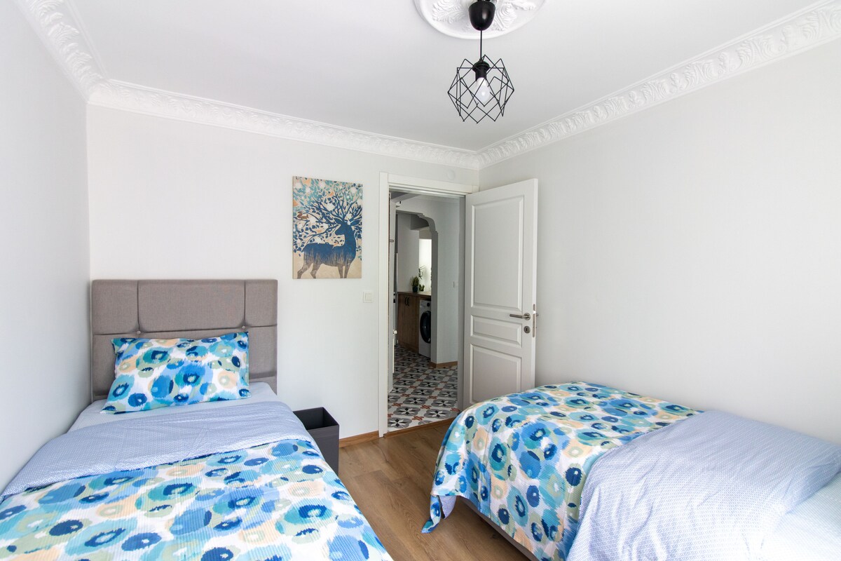 חדר זוגי עם גישה נוחה למסדרון והרבה אור טבעי.