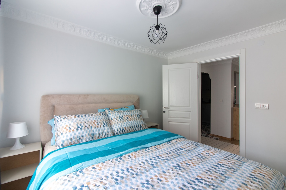 חדר שינה שני עם צבעים רכים ואווירה מסבירת פנים ושלווה.