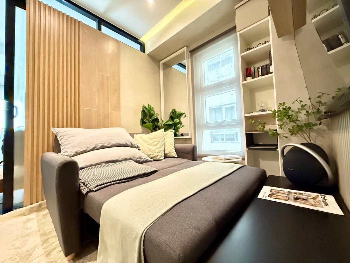 Каучот на извлекување беспрекорно се претвора во кауч на спуштање, во кој може да се сместат двајца за удобен сон или за лежерно гледање телевизија.