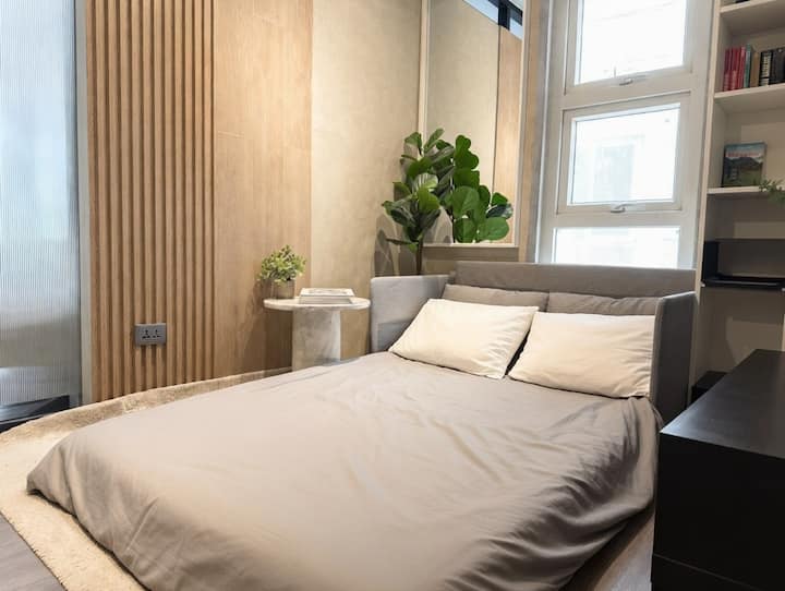 Modern Industrial 1br | 400+mbps Wifi | Mrt Access - Quezon City