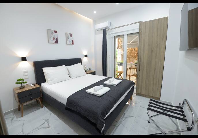 Plaka 3 bd jacuzzi mansion gallery image 2