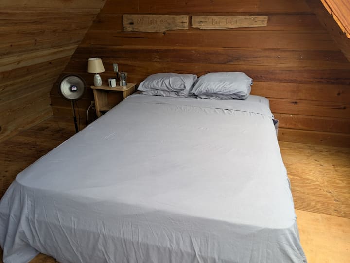 Dhomë gjumi me krevat dopio “Queen” me cilësi të lartë dhe ventilator. Një rrjetë mushkonjash është e disponueshme.
