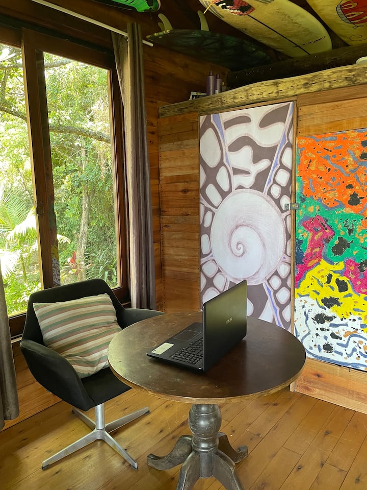 Домашен офис с изглед към морето, бърз Wi-Fi.