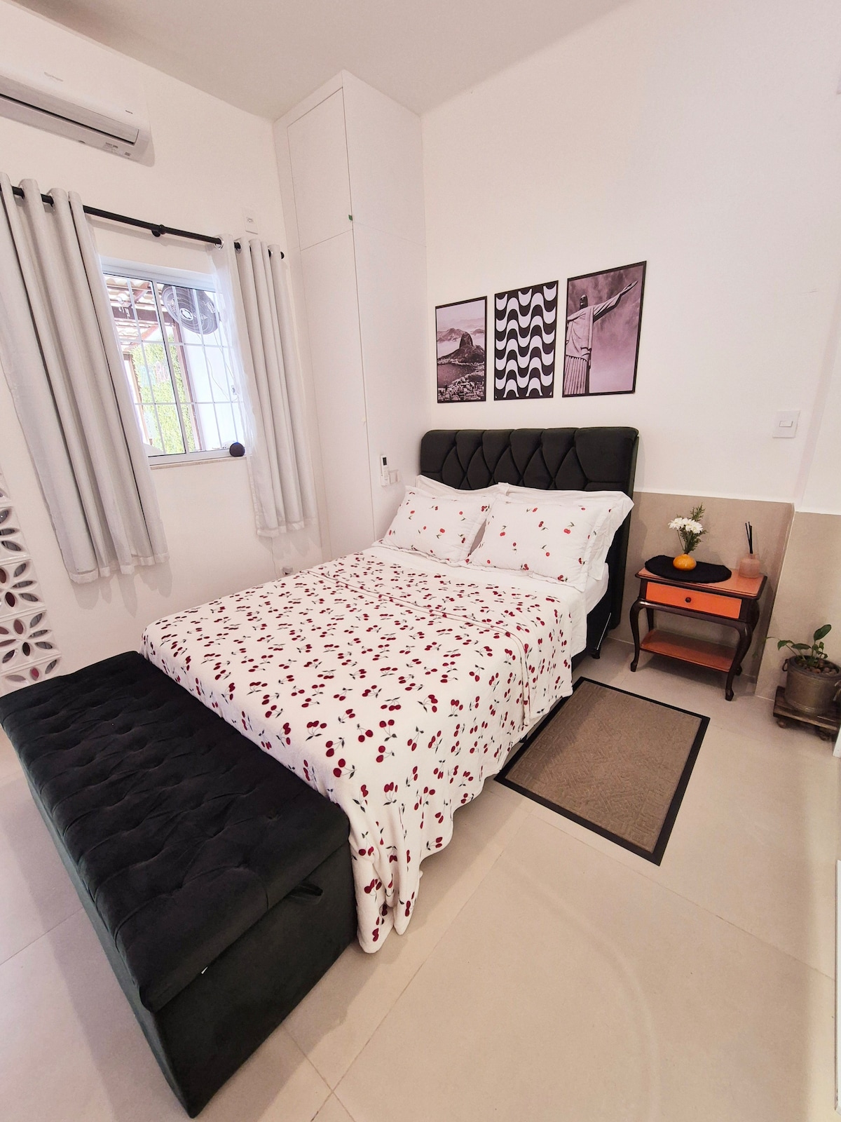 Chumba kikubwa chenye kiyoyozi, makabati na kitanda cha mapumziko cha watu wawili