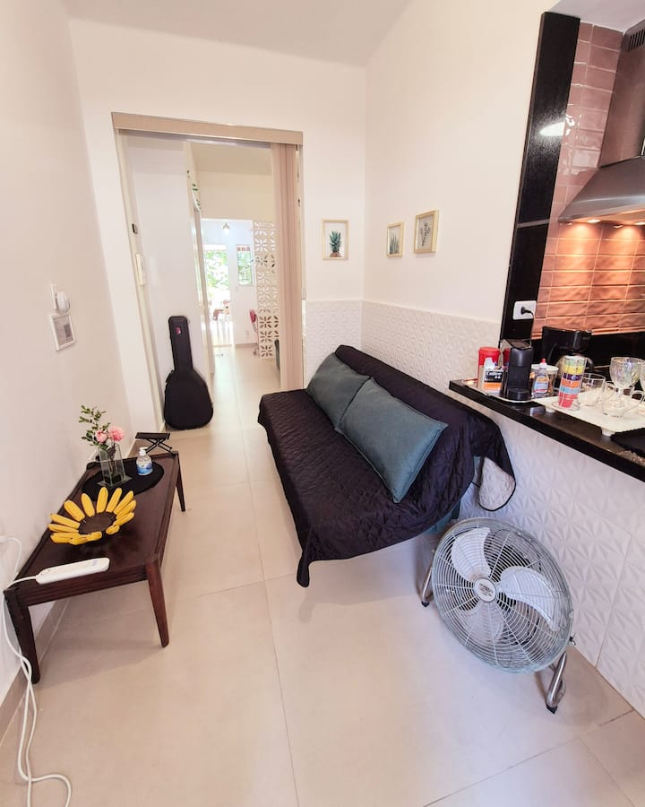 ¡Sala de estar con sofá cama y cocina abierta completa!