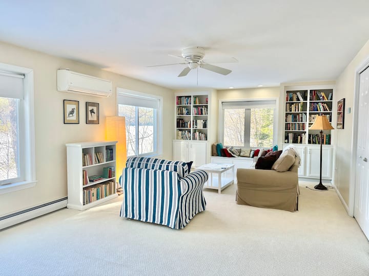 ห้องพักชั้นบนแบบเปิดโล่งนี้มีโซฟาแบบดึงออก เก้าอี้นวม และตู้หนังสือ รวมถึงม้านั่งริมหน้าต่าง ผ้าห่มเสริมซ่อนอยู่ด้านล่าง พร้อมบอร์ดเกมและปริศนาที่พร้อมสำหรับยามเย็นที่ผ่อนคลาย