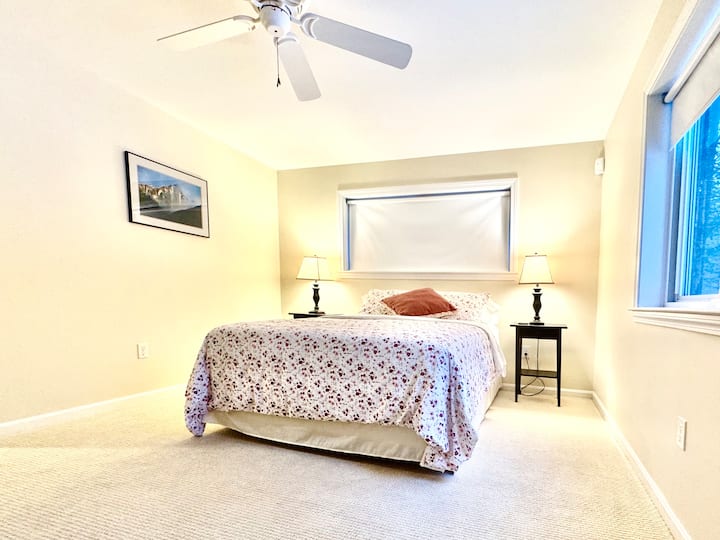 ห้องนอนขนาดควีนไซส์ชั้นหลักที่กว้างขวางนี้เข้าถึงได้ง่าย ไม่มีบันได มีเก้าอี้นวมสบาย และห้องน้ำเต็มรูปแบบส่วนตัวพร้อมอ่างอาบน้ำ (ห้องน้ำเต็มรูปแบบ 3) ตู้เสื้อผ้ามีสิ่งอำนวยความสะดวกมาตรฐาน พร้อมเตารีดและโต๊ะรีดผ้าสำหรับผู้เข้าพัก