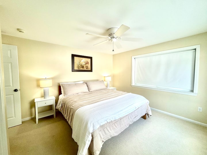 ห้องนอนที่เงียบสงบนี้มีที่นอนคิงไซส์ใหม่และหน้าต่างขนาดใหญ่ที่มองเห็นวิวทะเลสาบ มีตู้เสื้อผ้า ตู้เสื้อผ้าพร้อมไม้แขวนเสื้อและผ้าห่มเสริม และใช้ห้องน้ำเต็มรูปแบบร่วมกันกับห้องนอน 3 (ห้องน้ำเต็มรูปแบบ 2 ห้อง)