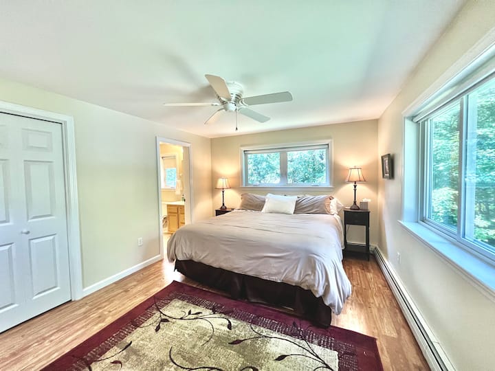 ห้องนอนที่เงียบสงบนี้มีเตียงขนาดคิงไซส์และมองเห็นลำห้วยที่ไหลลงสู่ทะเลสาบ มีโต๊ะเครื่องแป้ง ตู้เสื้อผ้าพร้อมไม้แขวนเสื้อและผ้าห่มเสริม และห้องน้ำเต็มรูปแบบส่วนตัว (ห้องน้ำเต็มรูปแบบ 1) พร้อมที่อาบน้ำฝักบัวแบบวอล์คอิน