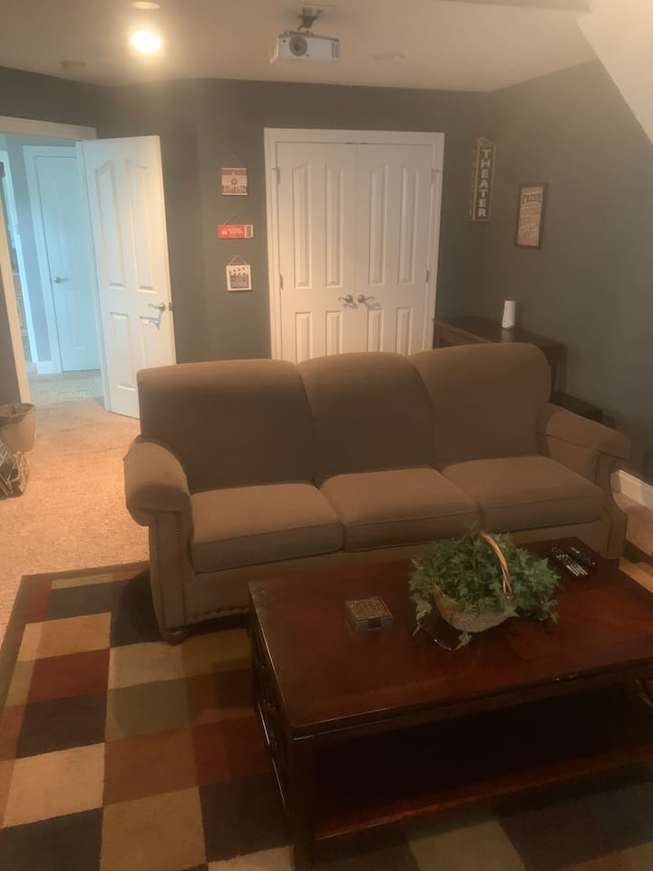 تحتوي غرفة المسرح على مرتبتين أزرقتين بحجم كبير 