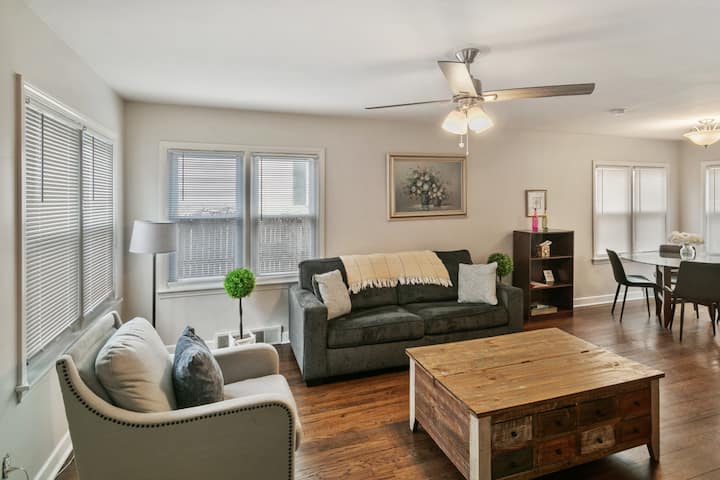 Downtown Libertyville Duplex Near Naval Base! - Lake Forest, IL