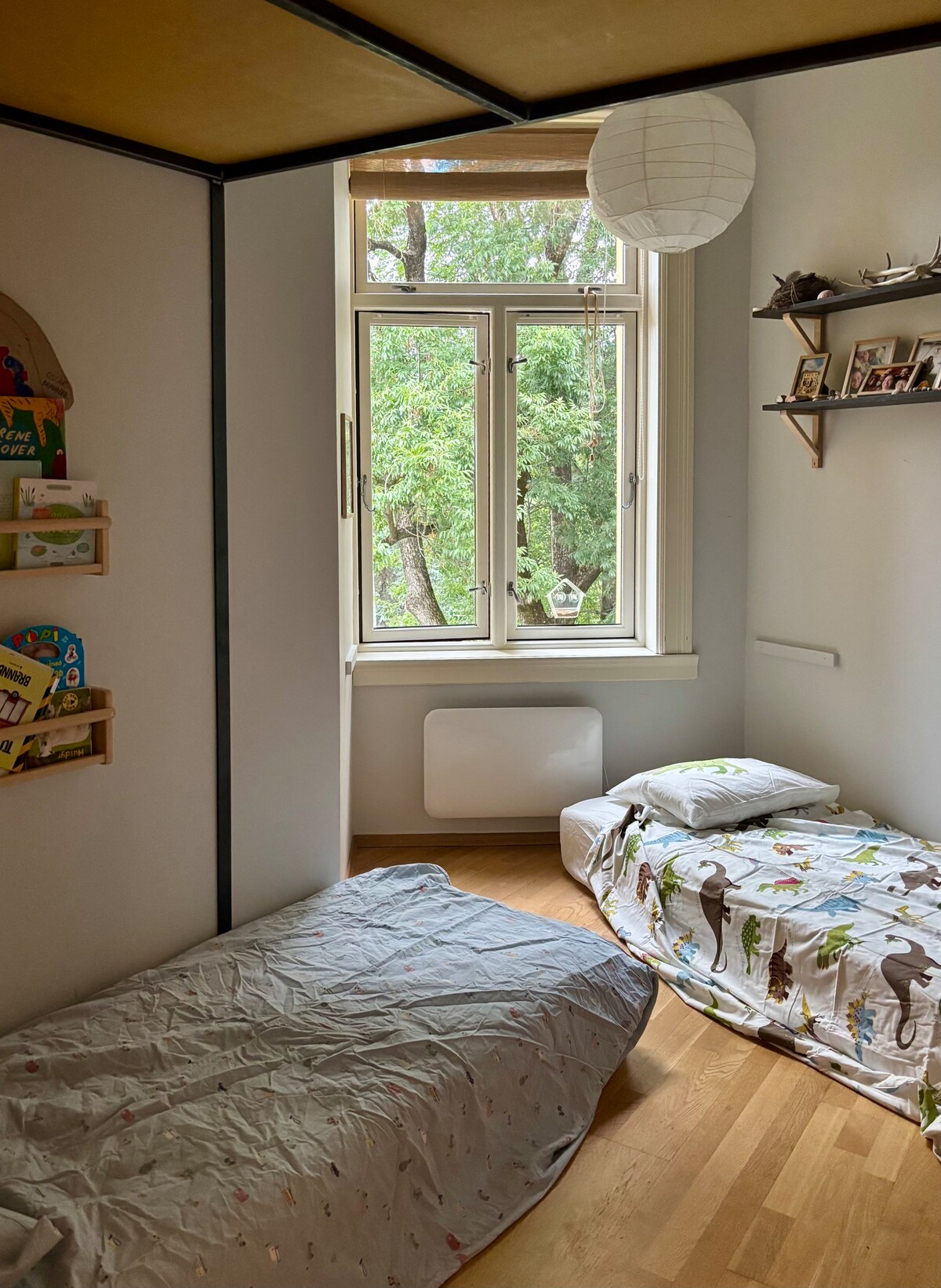 تحتوي غرفة النوم الثانية على سريرين مفردين وسرير مزدوج في طابق الميزانين