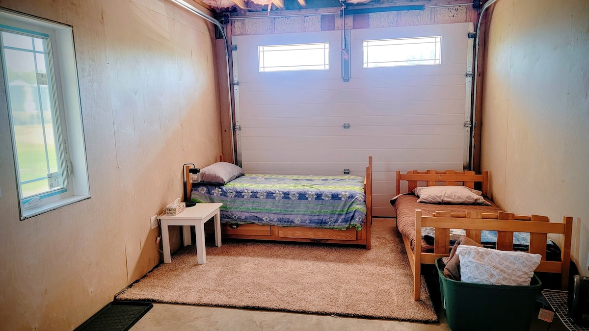 พื้นที่นอนเสริมในโรงจอดรถด้านล่างที่ยังไม่เสร็จ มีพื้นที่มากมายสำหรับที่นอนลมเสริมหรือเตียงเด็ก!