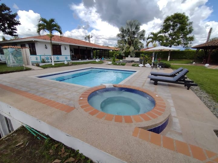 Hermosa Villa De Lujo Cerca Al Parque Del Café - Montenegro