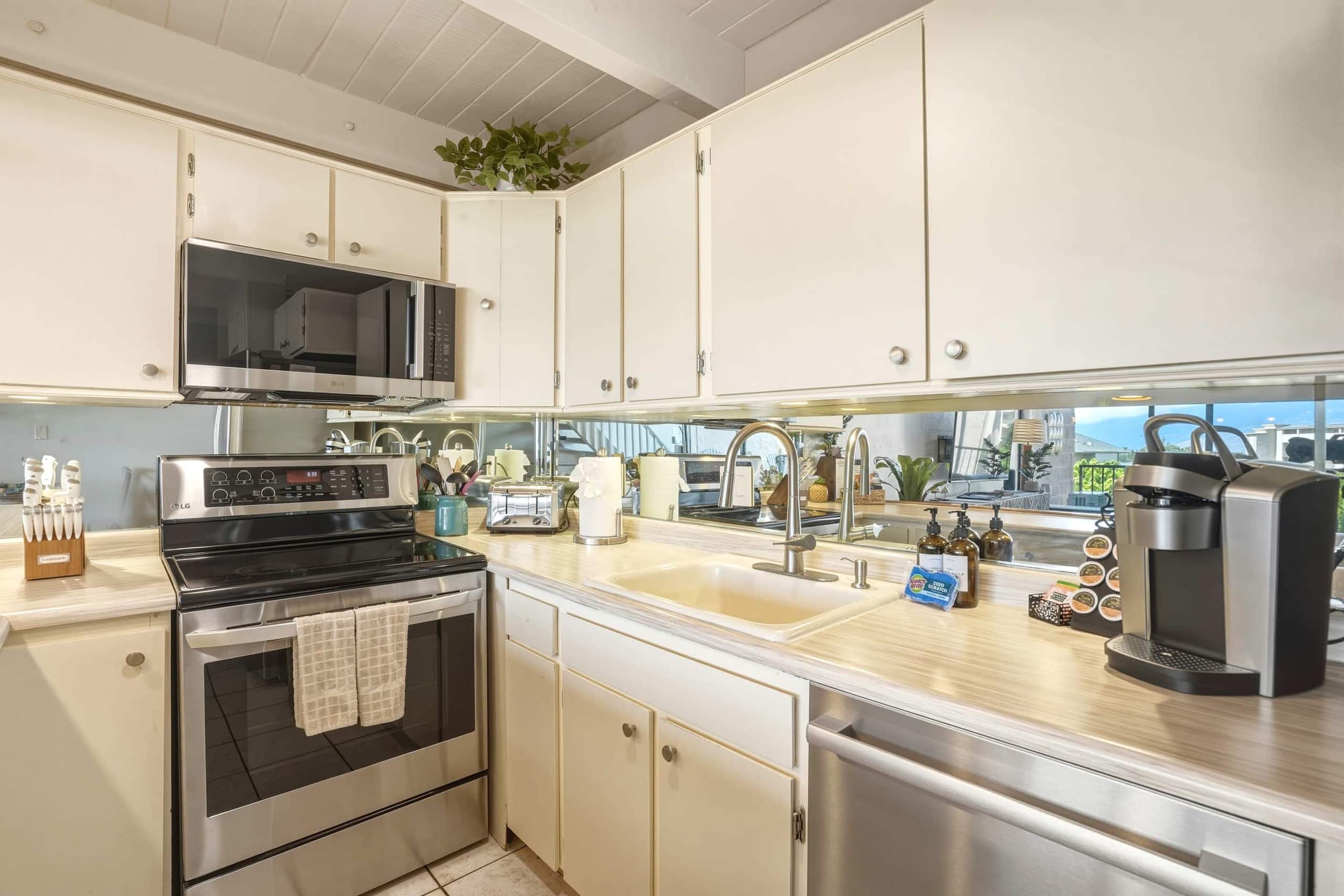 Penthouse w/ lanai, pool & beach access - Image 12