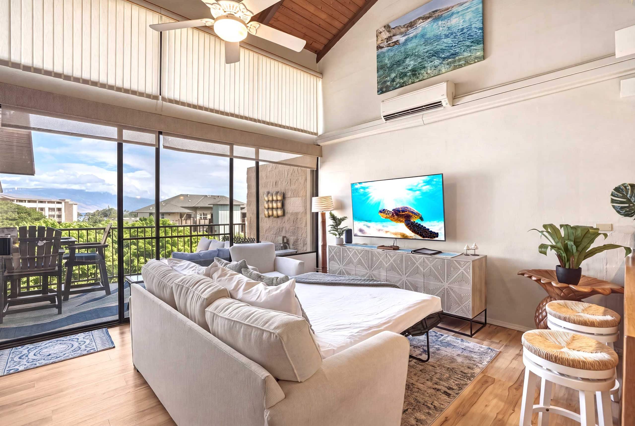 Penthouse w/ lanai, pool & beach access - Image 5