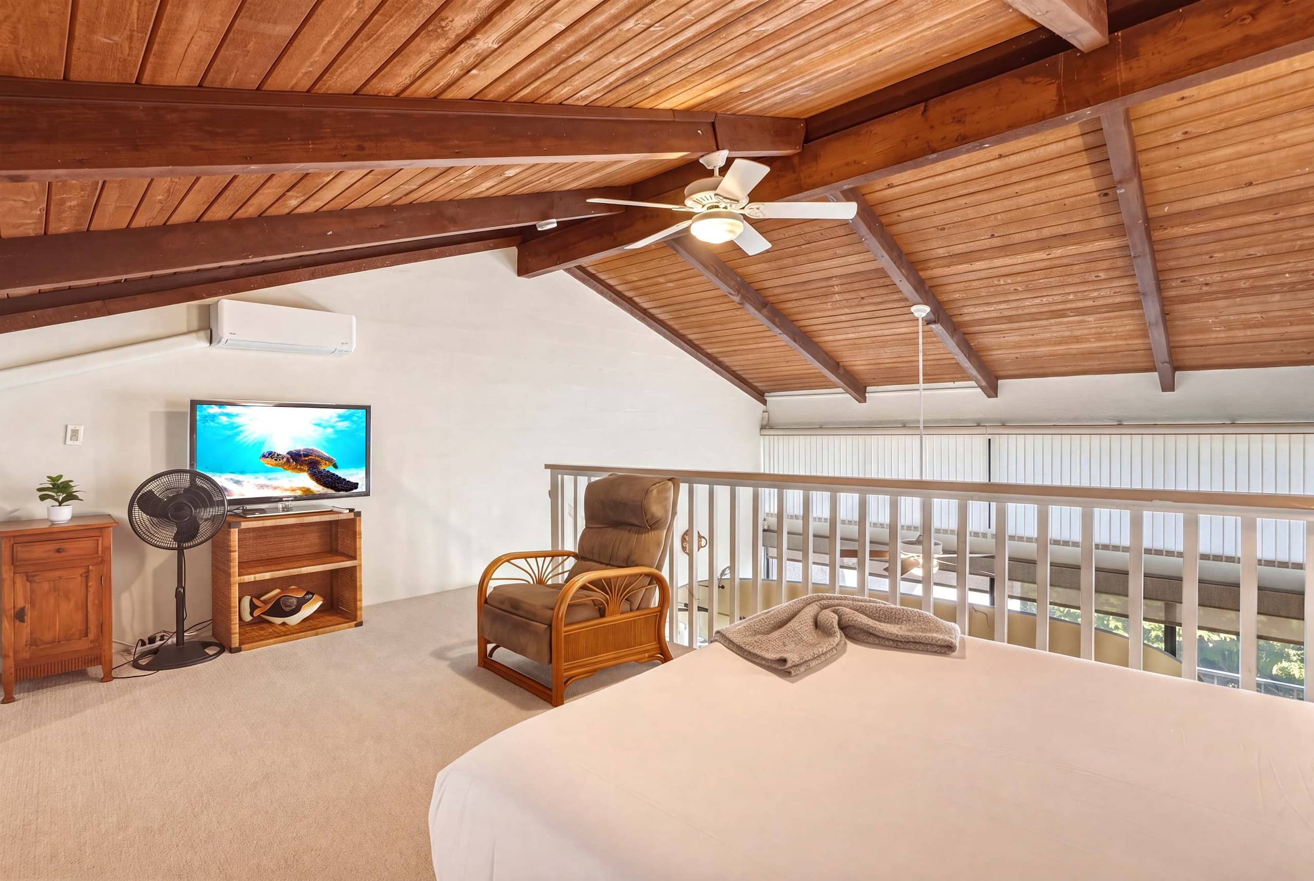 Penthouse w/ lanai, pool & beach access - Image 23