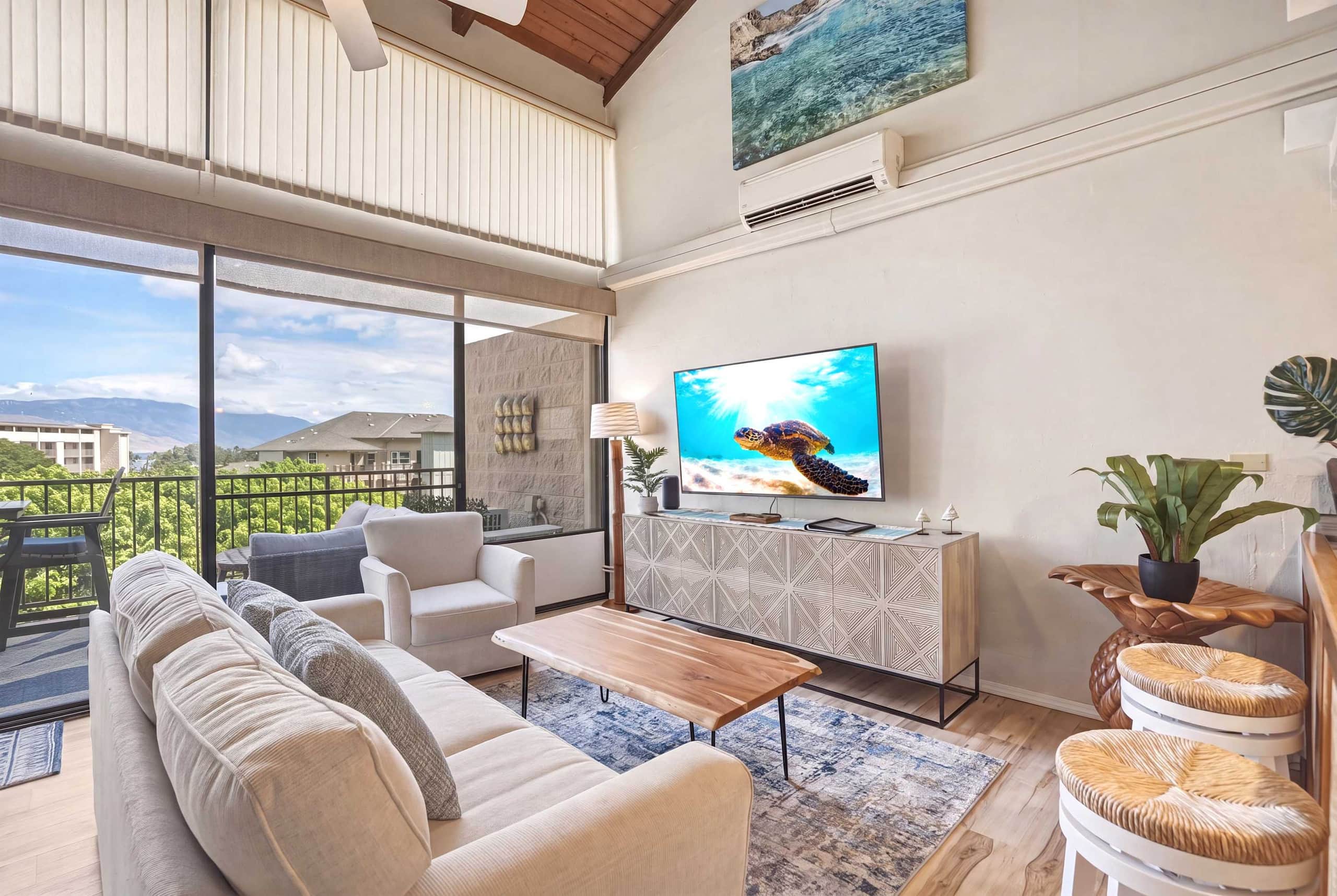Penthouse w/ lanai, pool & beach access - Image 1