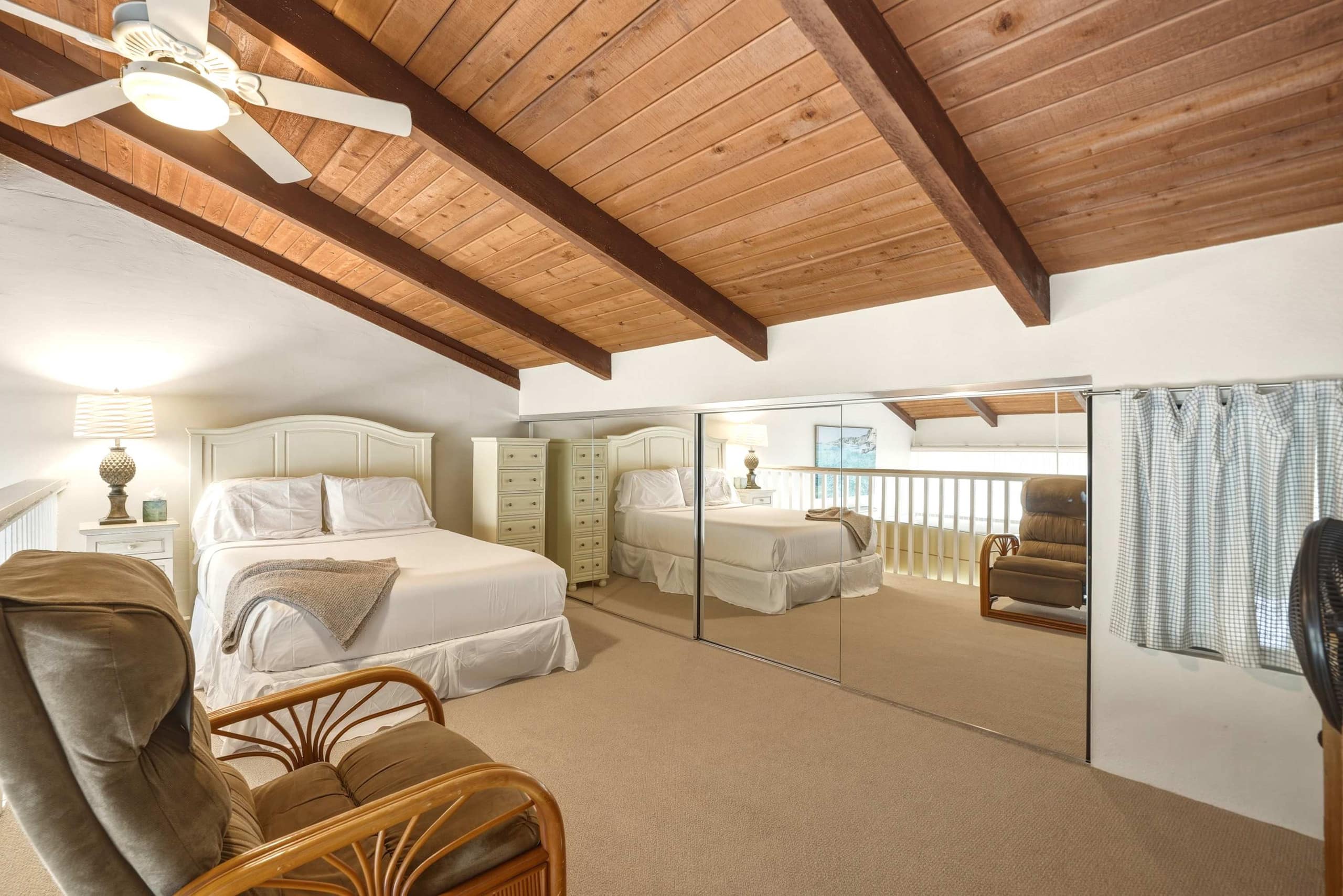 Penthouse w/ lanai, pool & beach access - Image 22