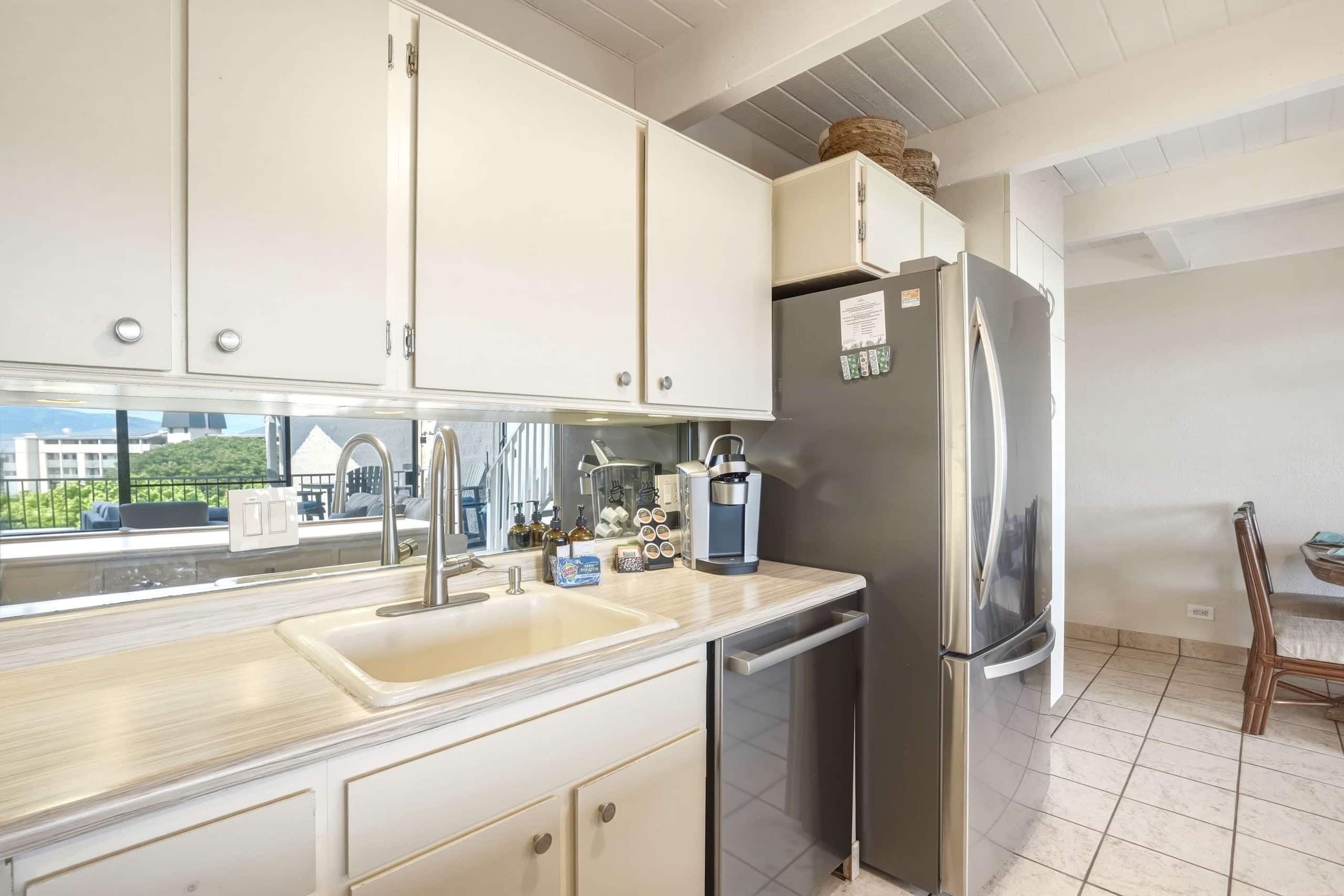 Penthouse w/ lanai, pool & beach access - Image 13